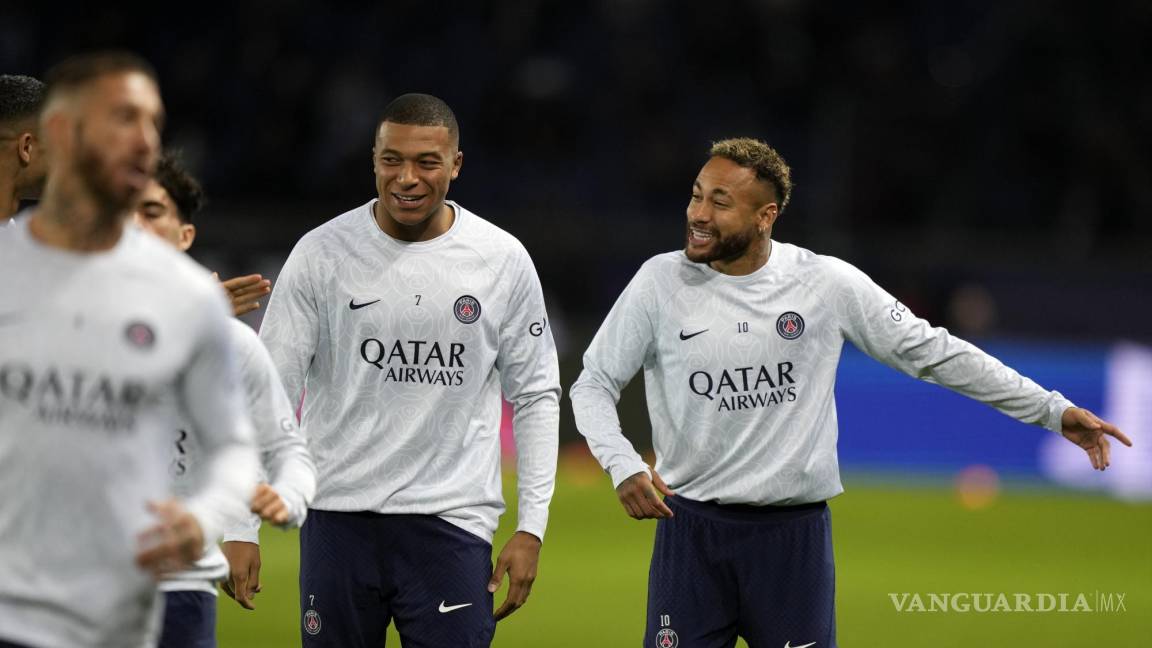 $!Neymar con sus compañeros durante un calentamiento.