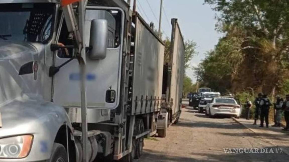 Al estilo Rápido y Furioso roban tráiler con camionetas GM de lujo en Guanajuato