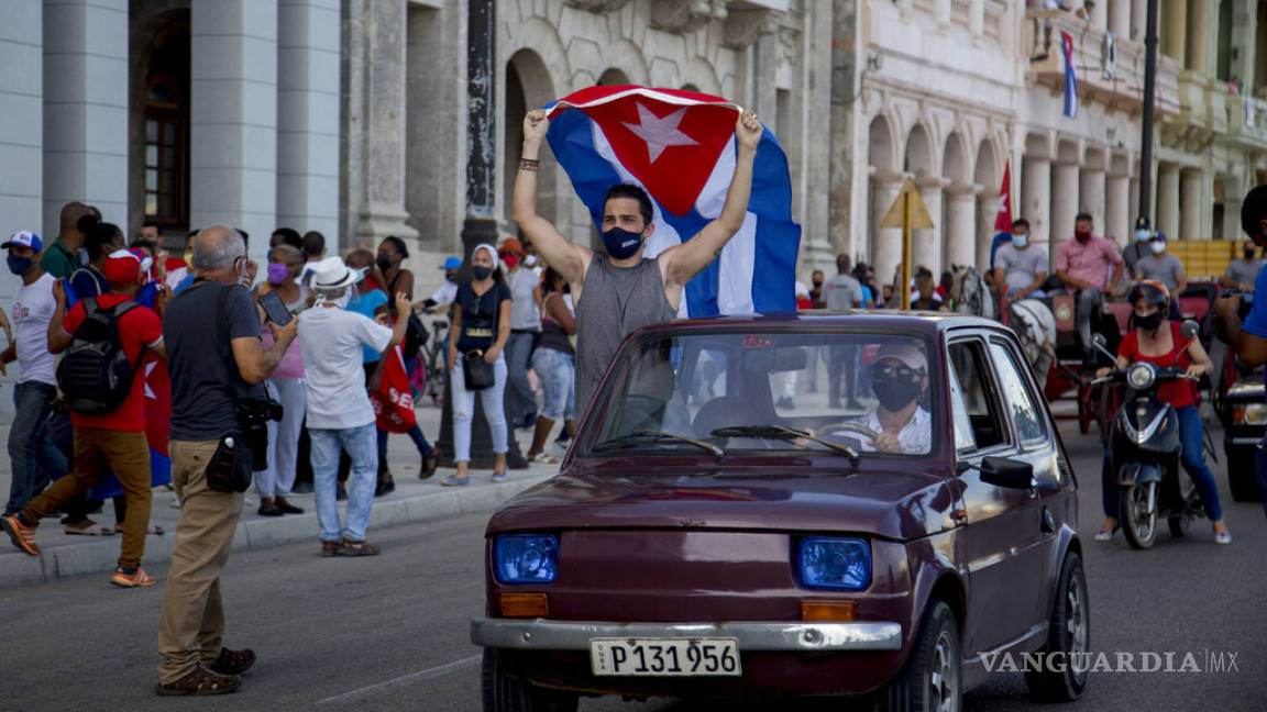 Marchan en Cuba simpatizantes del gobierno para recordar a Fidel Castro