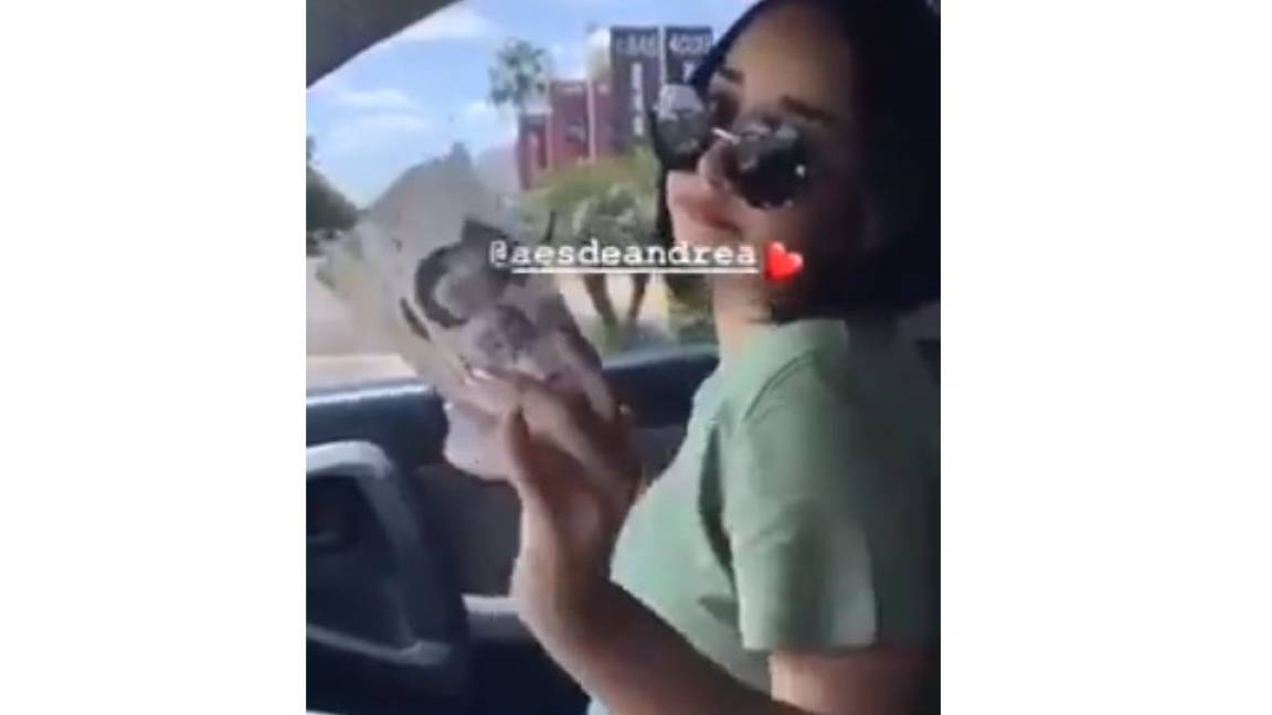 ¿Mucho calor? Hija de alcalde de Culiacán se echa aire con billetes de 500 pesos
