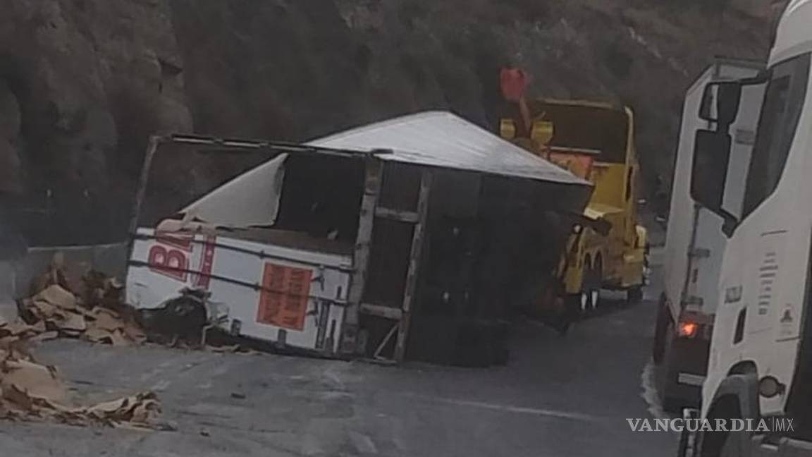 $!Las maniobras para liberar la vialidad se prolongaron hasta la mañana.