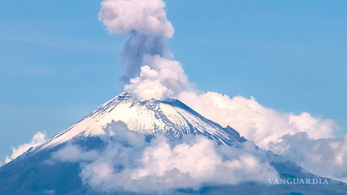 Volcán Popocatépetl registra gran fumarola; autoridades no emiten alertas