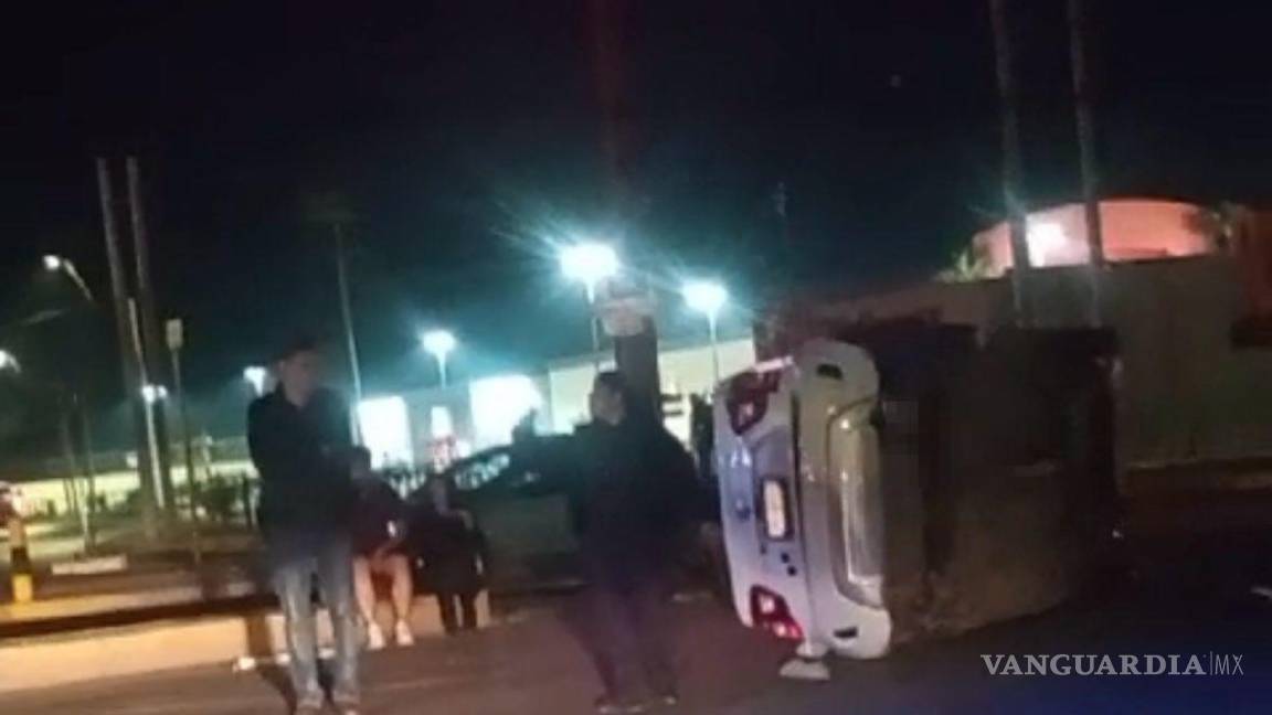 $!Tras el impacto, el Suzuki fue proyectado contra la base del semáforo, terminando volcado.