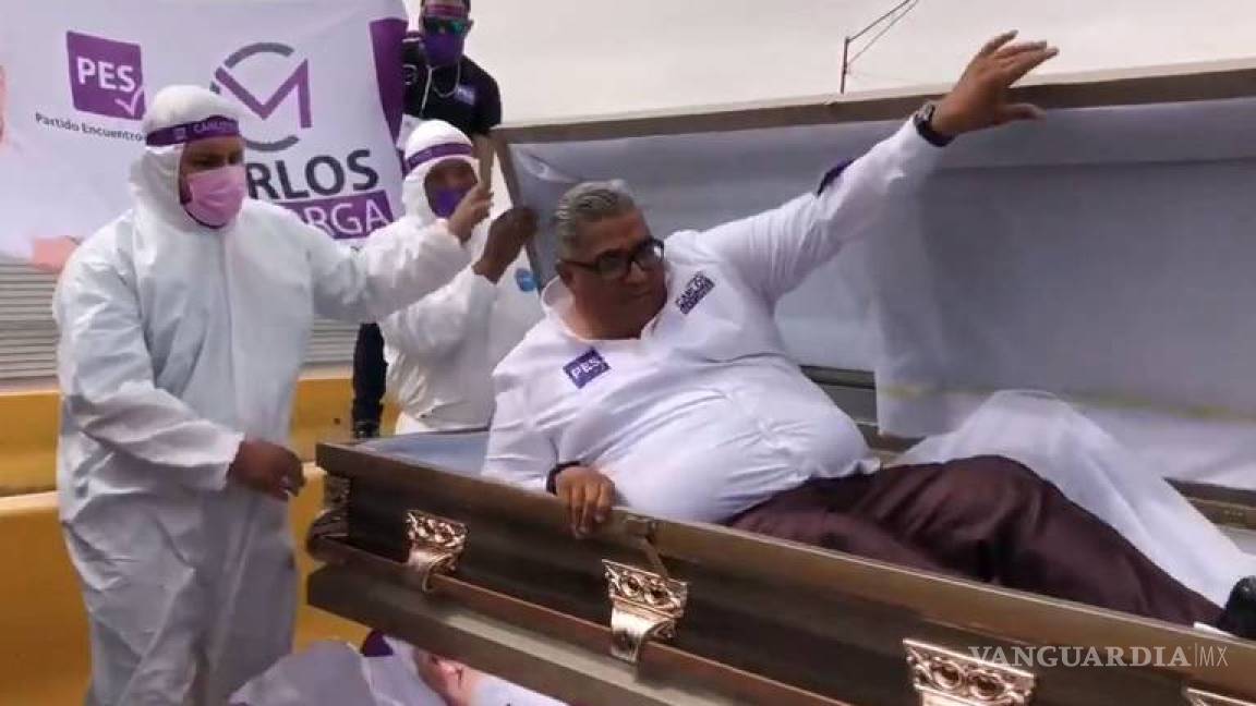 Indigna a familias que candidato del PES en Chihuahua realice campaña en carroza fúnebre dentro de ataúd