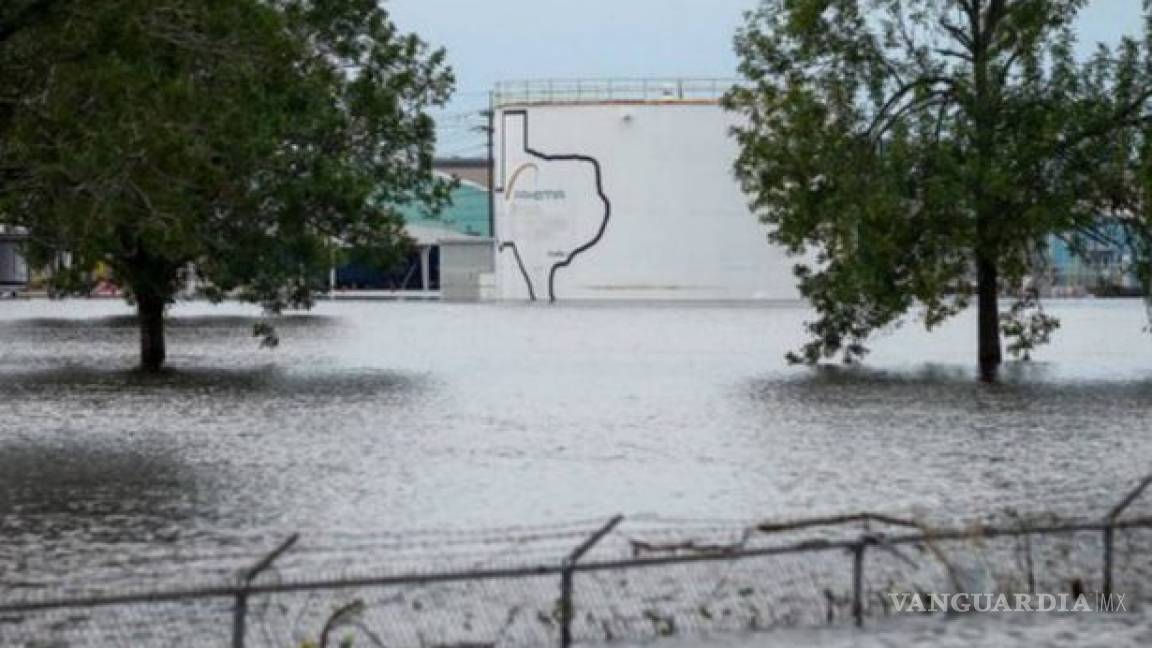 Reportan dos explosiones en una planta química en Houston afectada por Harvey