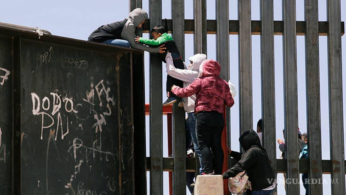 Frena juez expulsión de niños a México