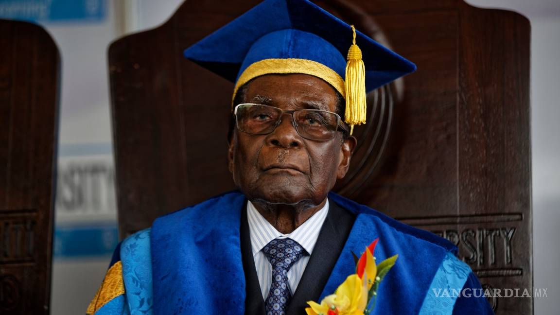 $!Aparece Robert Mugabe por primera vez en público tras golpe en Zimbabue
