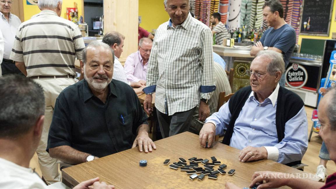 Empresarios mexicanos Carlos Slim y Olegario Vázquez Raña, de partida de dominó en Galicia