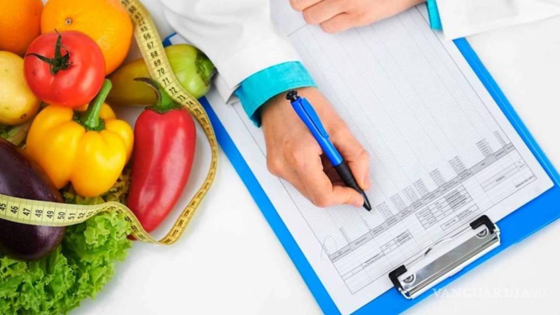 Nutriólogo debe adaptarse al paciente para no castigarlo con una dieta, afirma especialista de Acuña