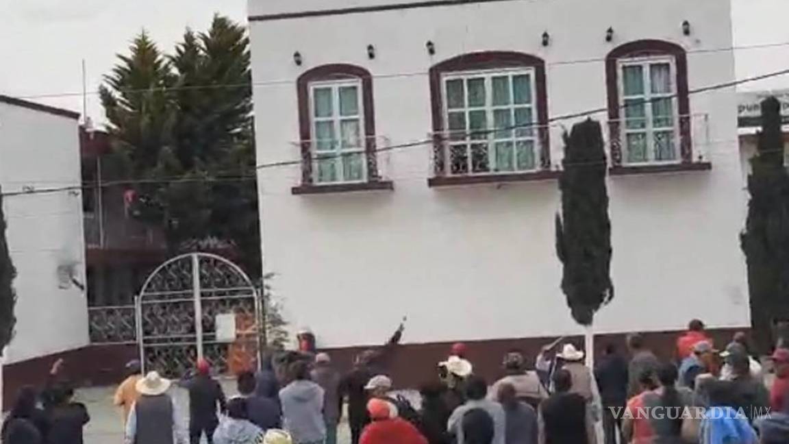 Pobladores de Amozoc, Puebla toman ayuntamiento con alcalde adentro; piden su destitución