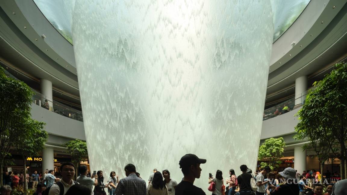 $!Aeropuerto Internacional de Changi en Singapur deja volar… la imaginación, tiene la cascada interior más alta del mundo