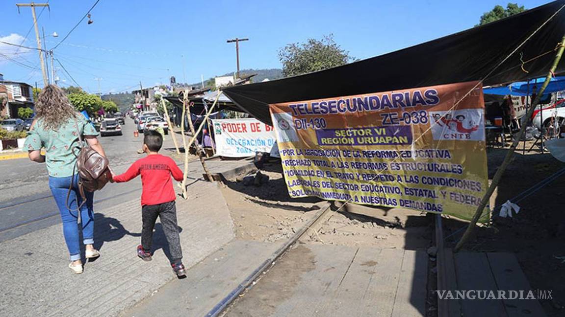 Gobierno federal y el de Michoacán se 'avientan la bolita' ante bloqueos de la CNTE