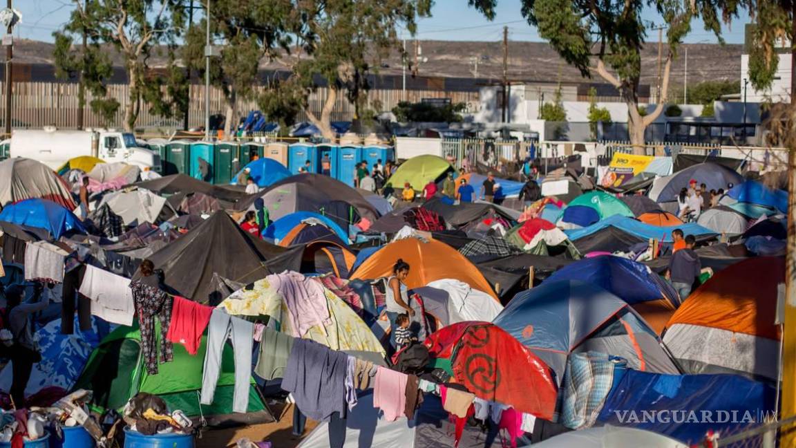 Migrantes intentan cruzar a la fuerza la frontera entre Tijuana y EU