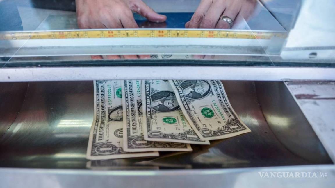 ‘Revive’ el peso y gana 35 centavos; cierra el dólar al mayoreo en 17.53 unidades