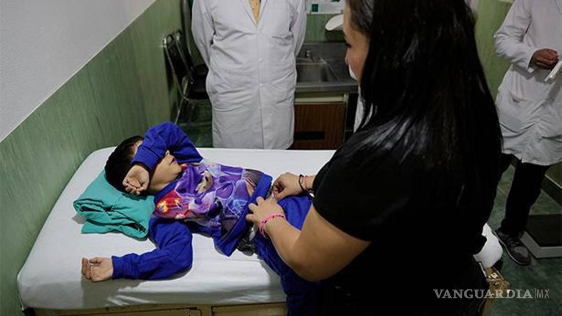 $!Las autoridades de salud reportaron que el menor de Torreón concluyó satisfactoriamente la fase quirúrgica inicial, recibiendo seguimiento especializado tras la operación.