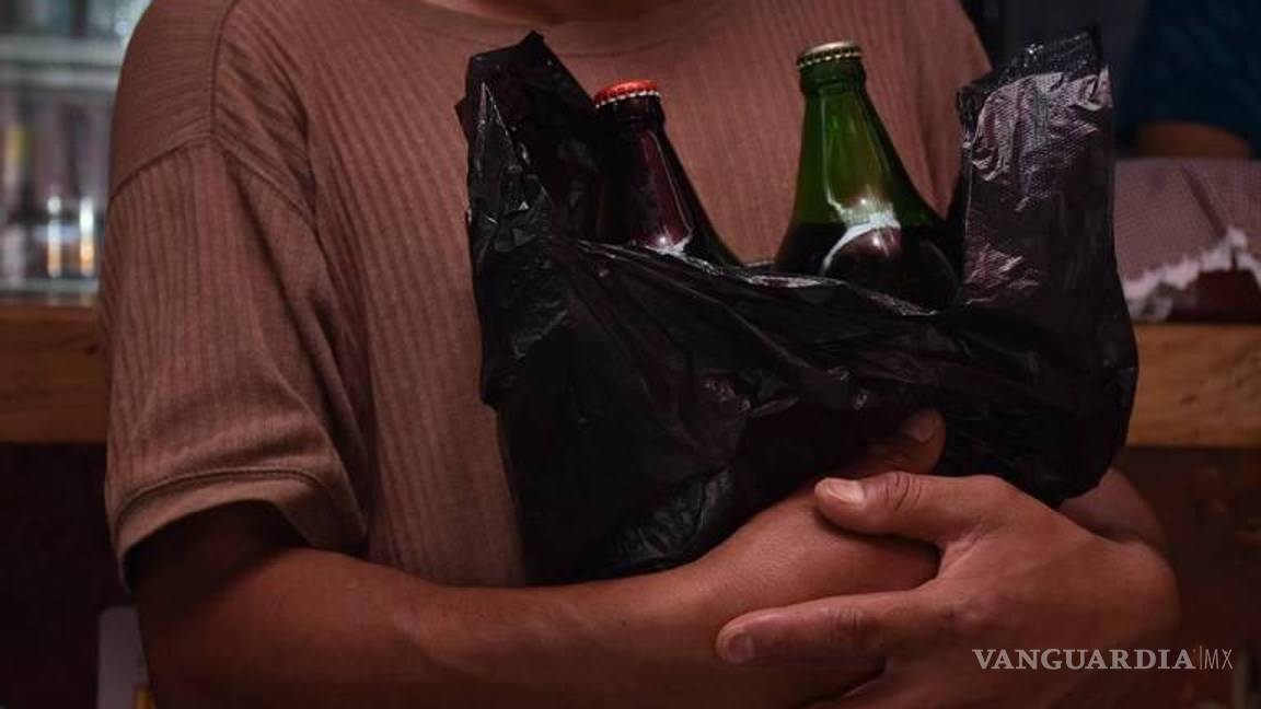 $!El consumo de alcohol en vía pública está prohibida en las leyes locales.