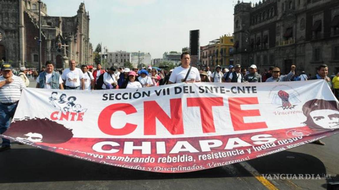 SNTE y la CNTE intervendrán en entrega de plazas a docentes, según dictamen de reforma educativa de AMLO