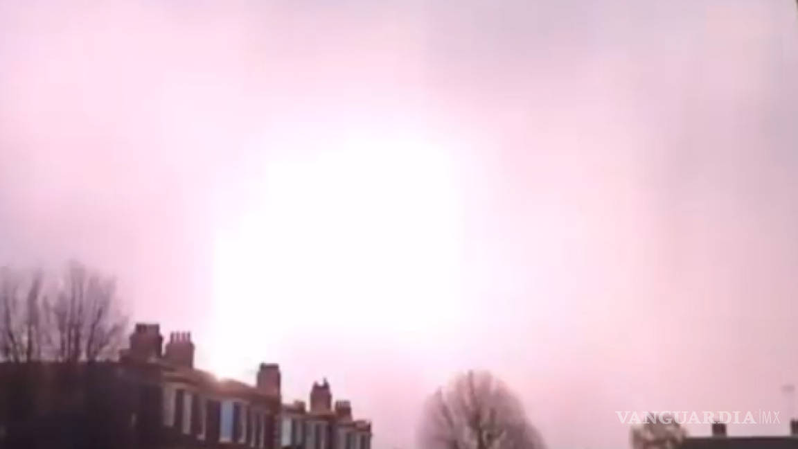 Captan impacto de un rayo a un avión en Londres (VIDEO)