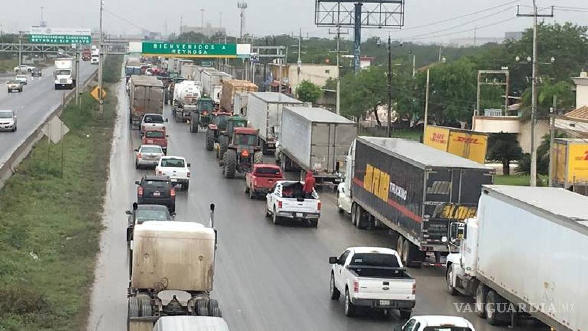 Agricultores bloquean acceso a puente internacional Reynosa-Pharr