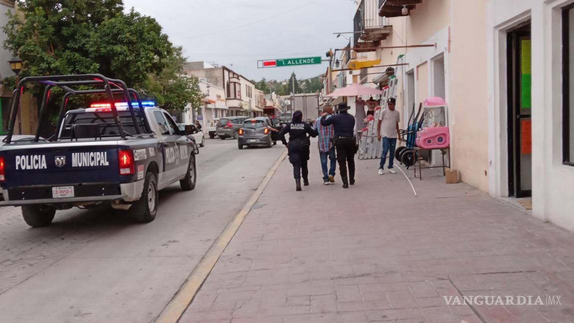 Amenaza a comerciante con un machete tras negarle solventes y es detenido en Parras