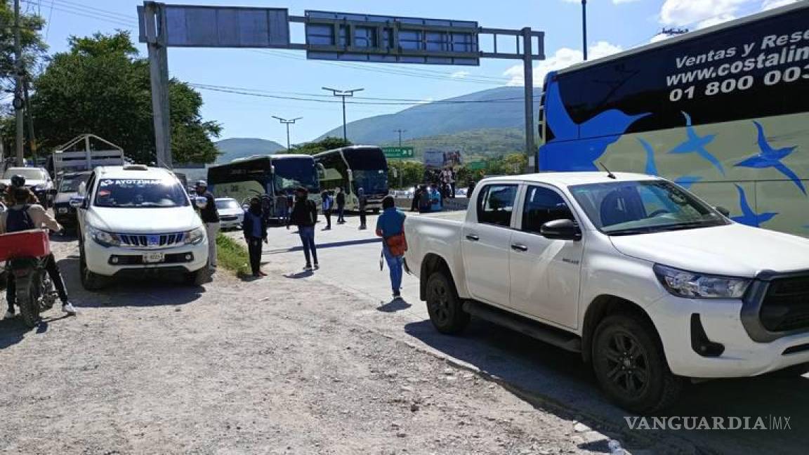 Normalistas de Ayotzinapa bloquean Autopista del Sol, exigen material didáctico