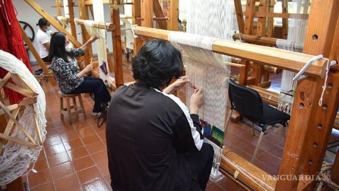 $!Los alumnos de la Escuela del Sarape “La Favorita” aprenden técnicas ancestrales de tejido y tintoreo natural, asegurando la continuidad de esta tradición artesanal.