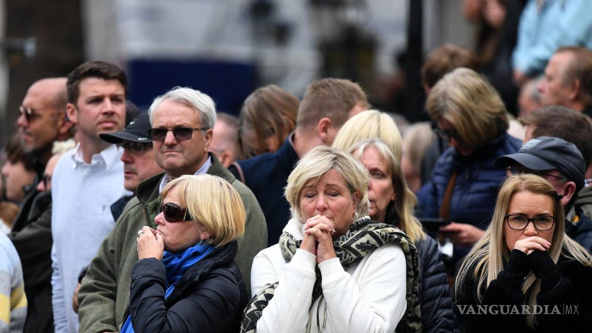 $!Los simpatizantes reales observan los procedimientos a lo largo de Whitehall durante un funeral en la Abadía de Westminster en Londres, Gran Bretaña.