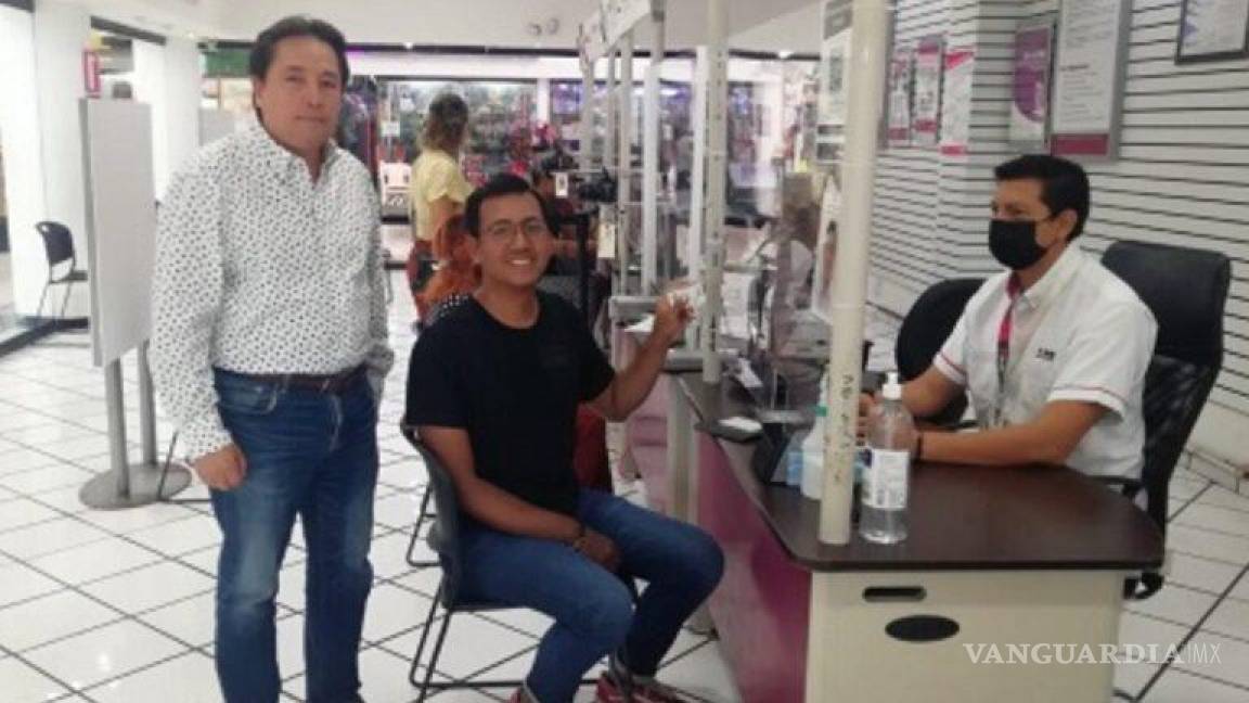 Entregan primera credencial para votar a persona no binaria, en Yucatán