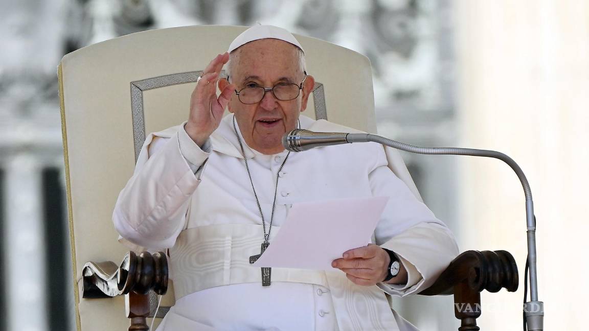 $!El Papa Francisco saluda a los fieles durante la Audiencia General en la plaza de San Pedro, Ciudad del Vaticano.