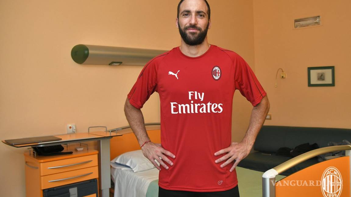 Higuaín es recibido como todo un rockstar en Milan