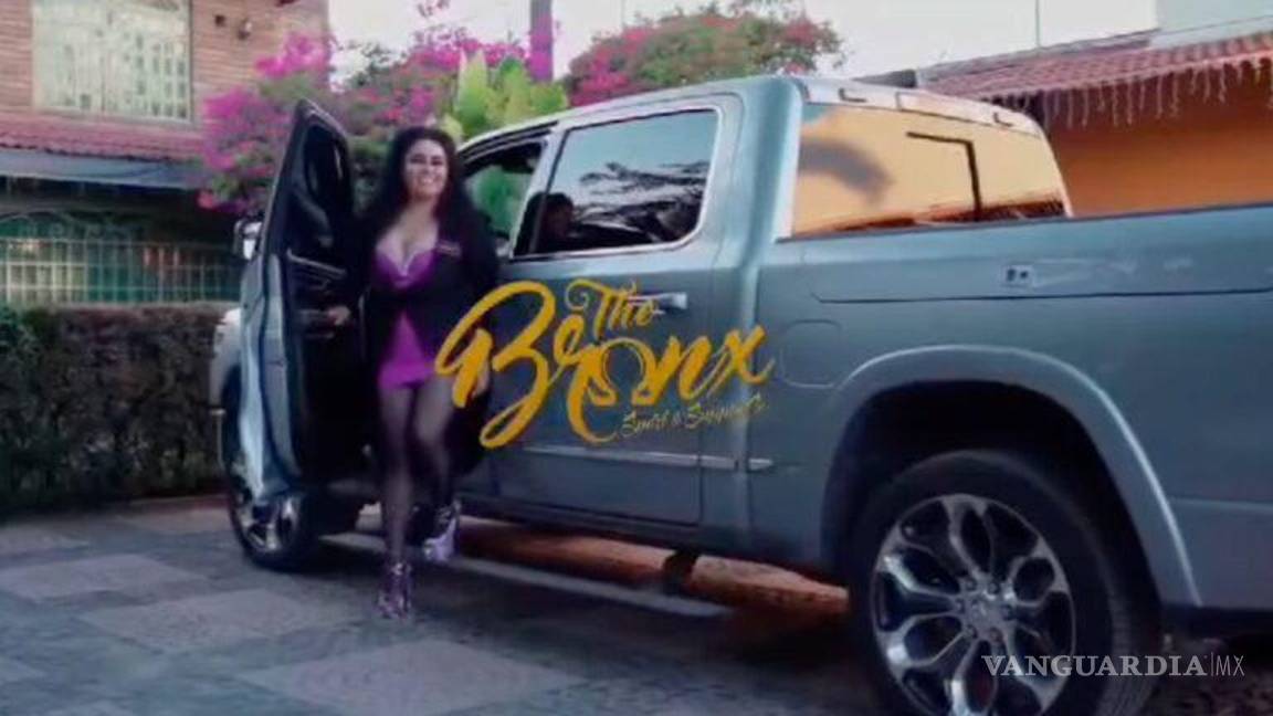 $!En el video, Tiscareño de Lira se muestra conduciendo una lujosa camioneta Ram, ataviada con una blusa de escote pronunciado, y sirviendo tequila