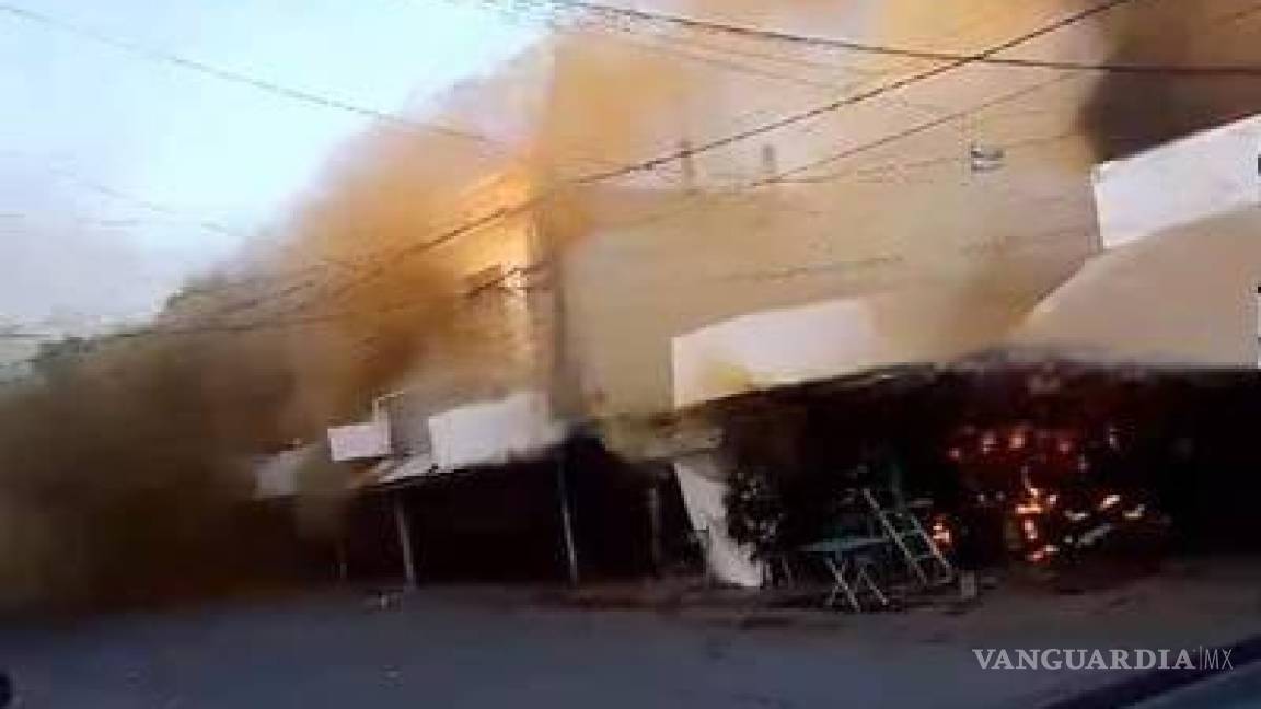 Arden locales del Mercado de las Flores en Torreón, todo se saldó con pérdidas materiales