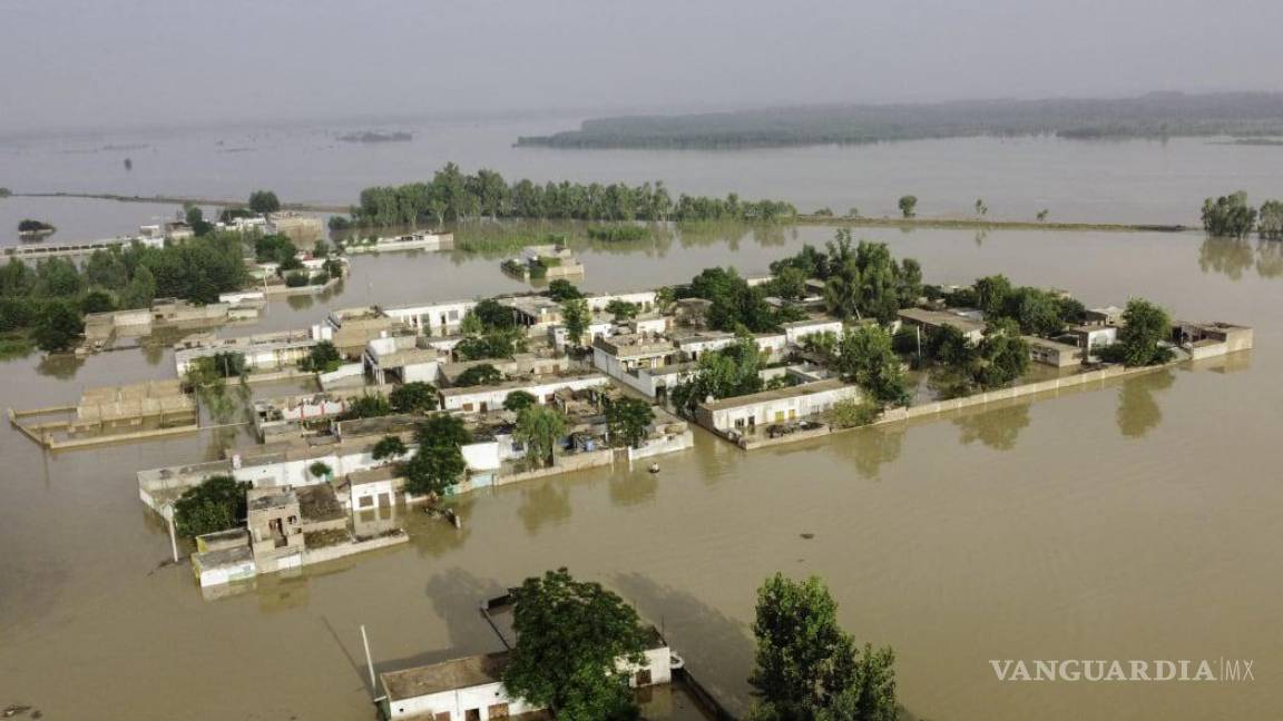 Más de mil muertos por lluvias en Pakistán, llega ayuda internacional