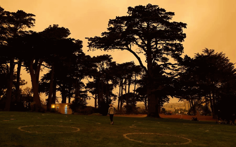 $!Incendios forestales pintan de un color naranja apocalíptico el cielo de San Francisco