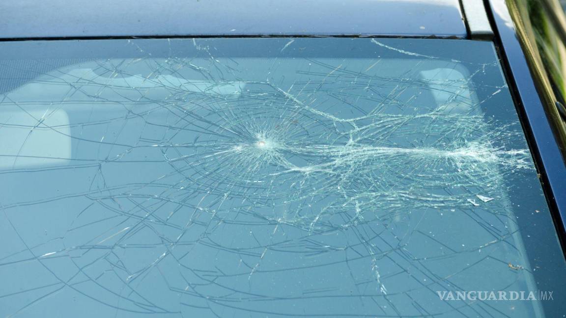 Hombre en estado de ebriedad daña automóvil en Saltillo y propietario lo descubre