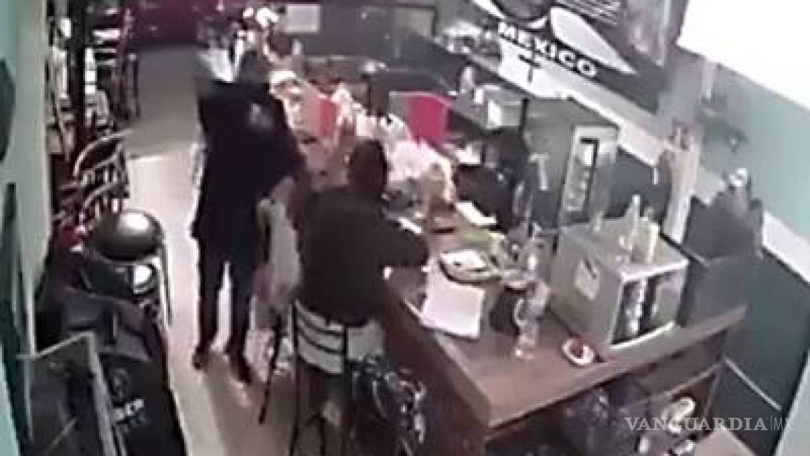 Asaltantes encañonan a niña durante robo (video)