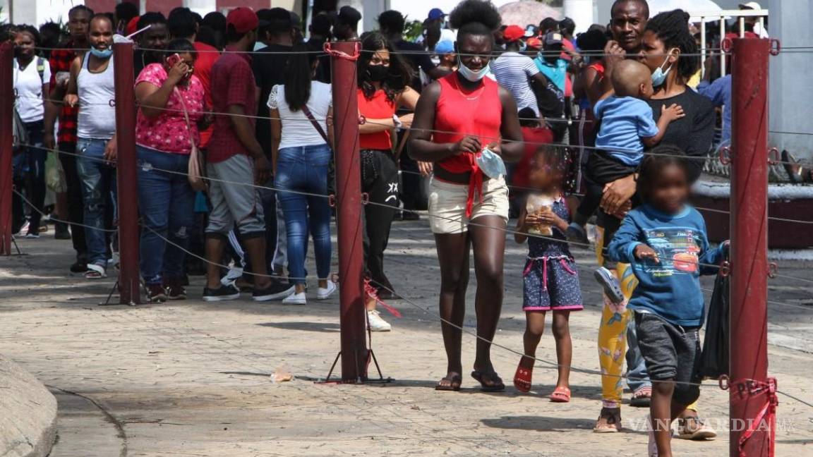 EU inicia la deportación de haitianos retenidos en puente en la frontera