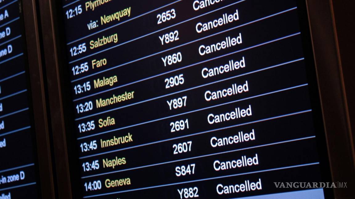 Cancelan y retrasan 40 mil vuelos en EU y Europa por varios factores como la falta de personal