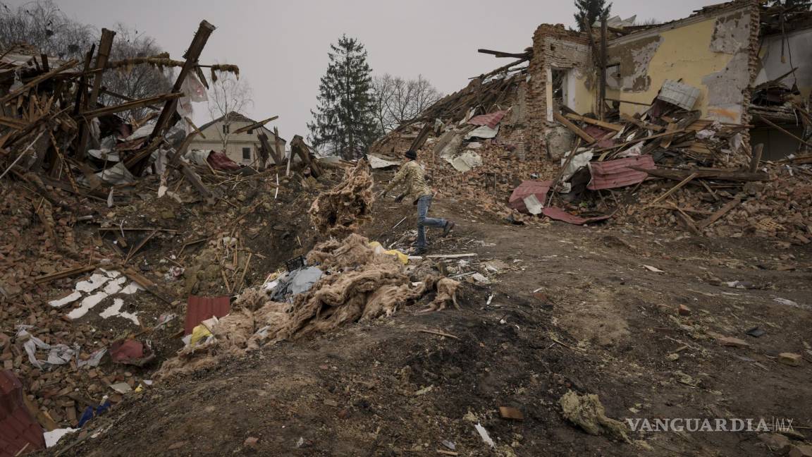 Inician búsqueda de cuerpos en escombros en la ciudad Borodianka en Ucrania
