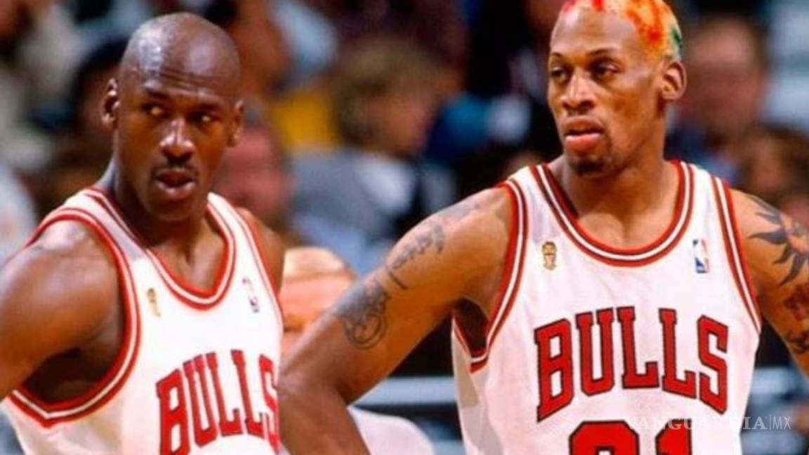 $!La ocasión en que Dennis Rodman abandonó a Jordan en las finales de la NBA...¡por ir a luchar con Hulk Hogan!