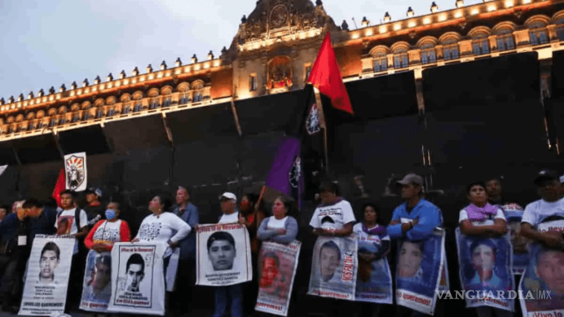 Familiares de los 43 normalistas exigen reunión con AMLO, amenazan con boicot a proceso electoral