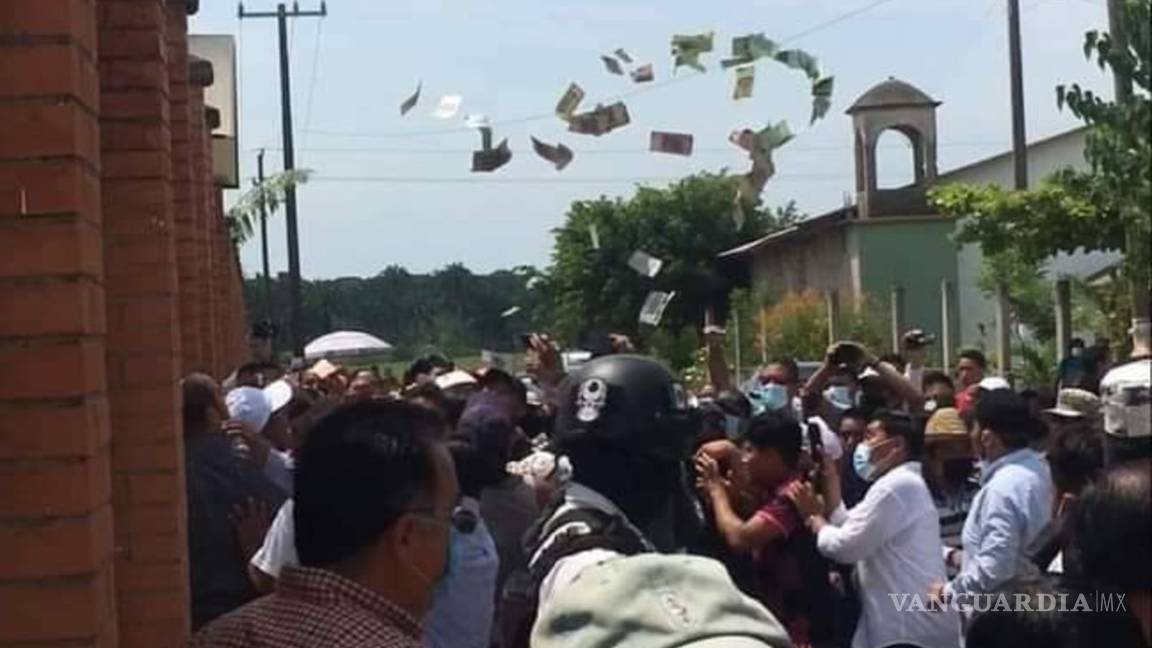 'Vuela dinero' en Tuxtepec, Oaxaca; sorprendieron a presuntos 'mapaches'