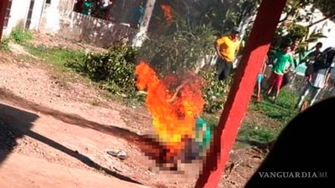 $!Prenden fuego a exreo tras acusarlo de muerte de niña en Chiapas