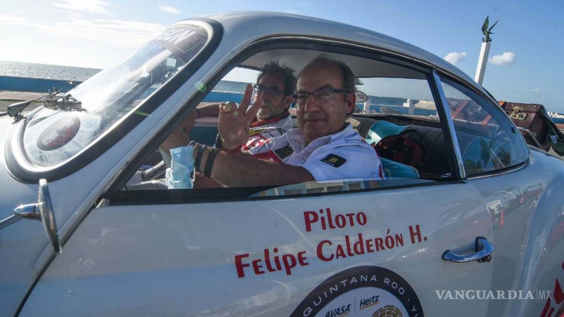 Felipe Calderón presume participación en el Rally Maya y choca auto clásico