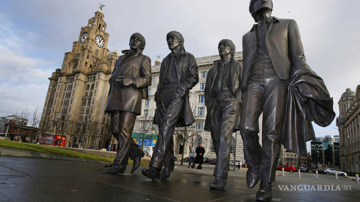 Inauguran estatua de los Beatles