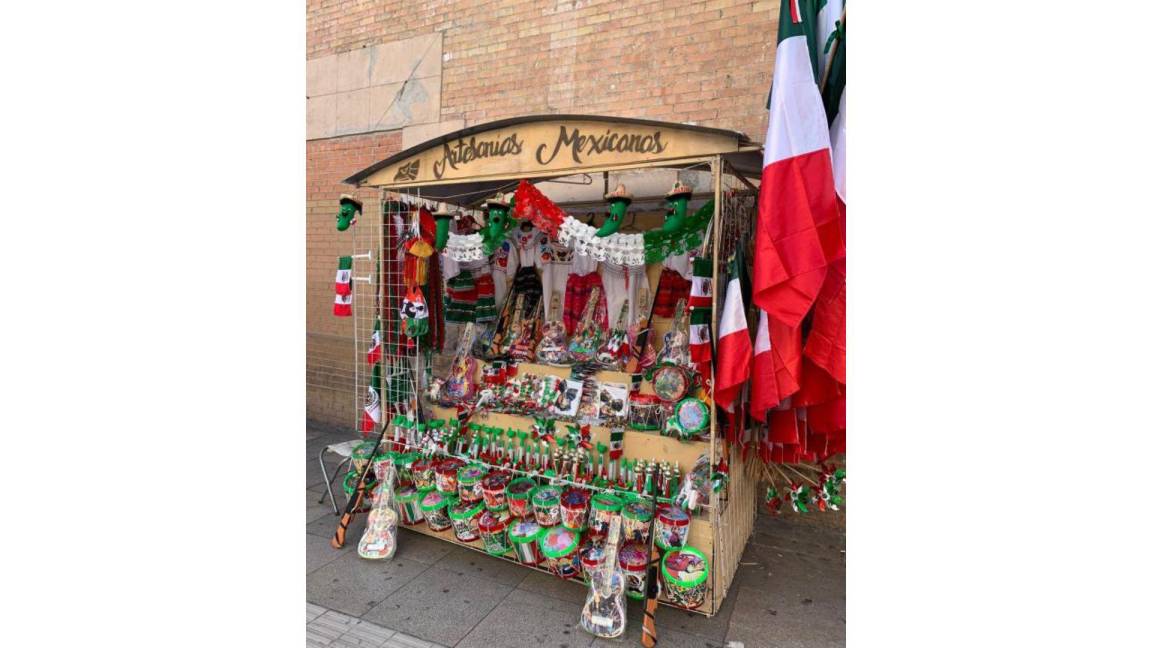 $!Los comerciantes hicieron un llamado a los saltillenses para comprar artículos típicos mexicanos originales y artesanías.