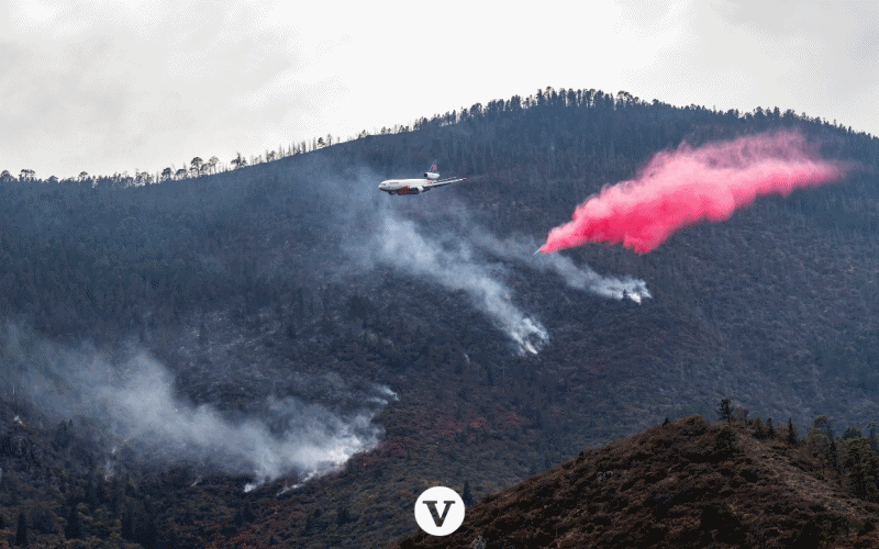 $!Con la ayuda de un avión DC -10 controlan el incendio en Arteaga (fotos)