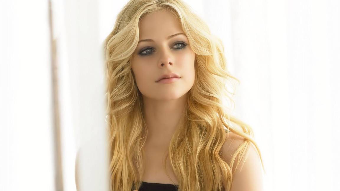 Internautas aseguran que Avril Lavigne murió en 2003 y fue suplantada por una actriz
