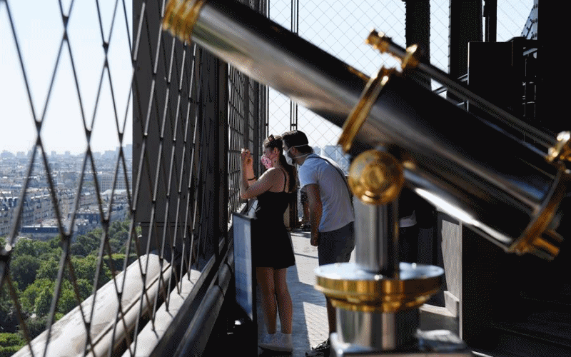 $!Así es cómo los turistas visitan la Torre Eiffel con restricciones por la pandemia del coronavirus en Francia (fotos)