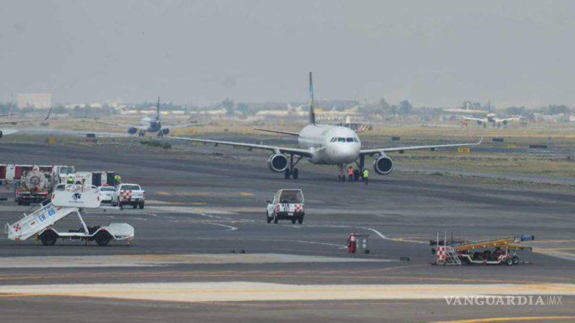 Retraso en vuelos en el AICM por cierre de pista para reparar bache